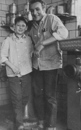 Dieses Foto aus dem Jahr 1961 zeigt den heutigen Metzgermeister Wolfgang Brauer (links), damals noch Lehrling, zusammen mit den Gesellen Walter Dressler aus Erbenheim.\\n\\n02.03.2015 12:27