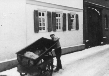 Dieses Bild zeigt Wolfgang Brauer im Jahre 1965 in der Hauptwache in Delkenheim nach einer Hausschlachtung.\\n\\n02.03.2015 12:27